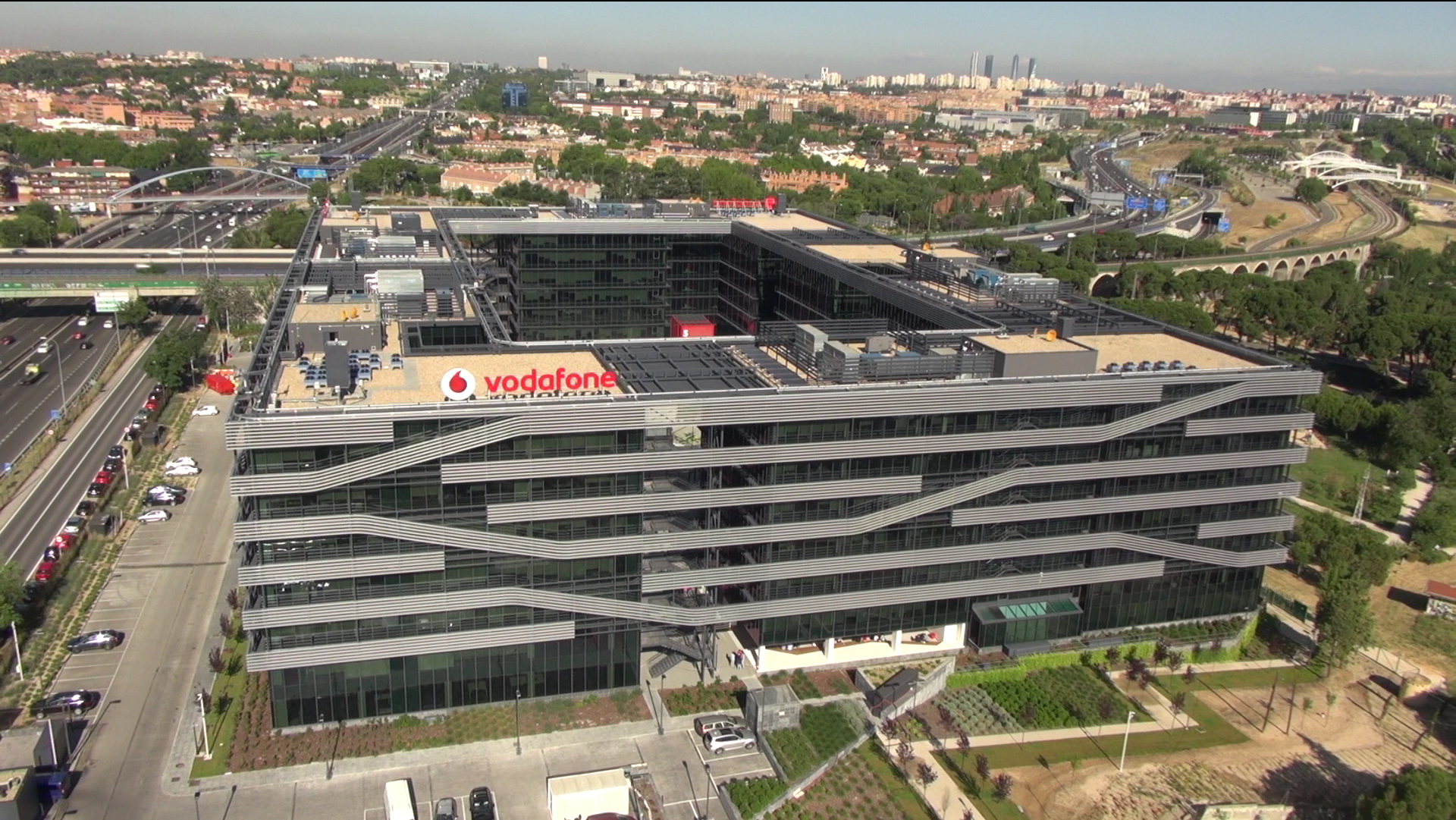 CAMPUS VODAFONE PLAZA 
Localidad: Madrid 
Superficie: 55.000 m2 
Descripción: Proyecto con DO remodelación instalaciones  y licencia actividad