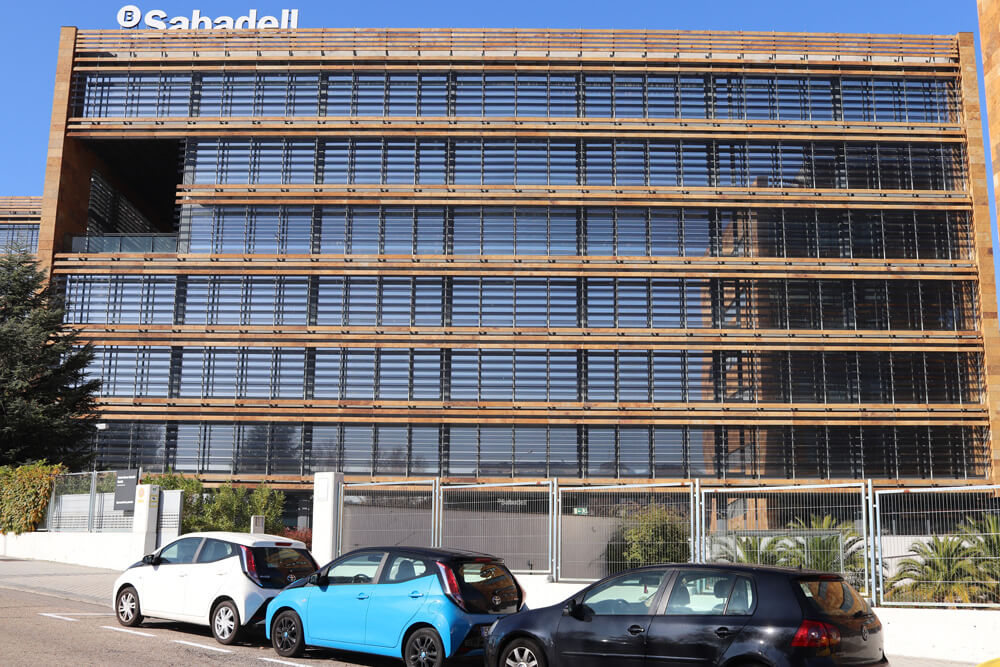 EDIFICIO BANCO SABADELL 
Localidad: Madrid 
Superficie: 9.900 m2 
Descripción: Proyecto con DO remodelación instalaciones  y licencia actividad