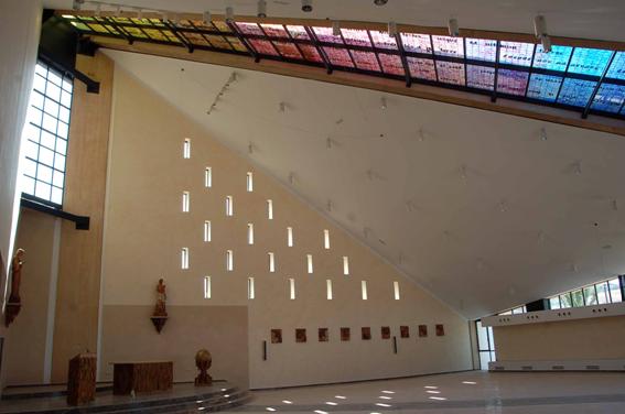 IGLESIA Y CENTRO PARROQUIAL SAN ESTEBÁN MÁRTIR
Localidad: Arganda del Rey - Madrid 
Superficie: 1.200 m2 
Descripción: Proyecto con DO integral de instalaciones y licencia actividad
