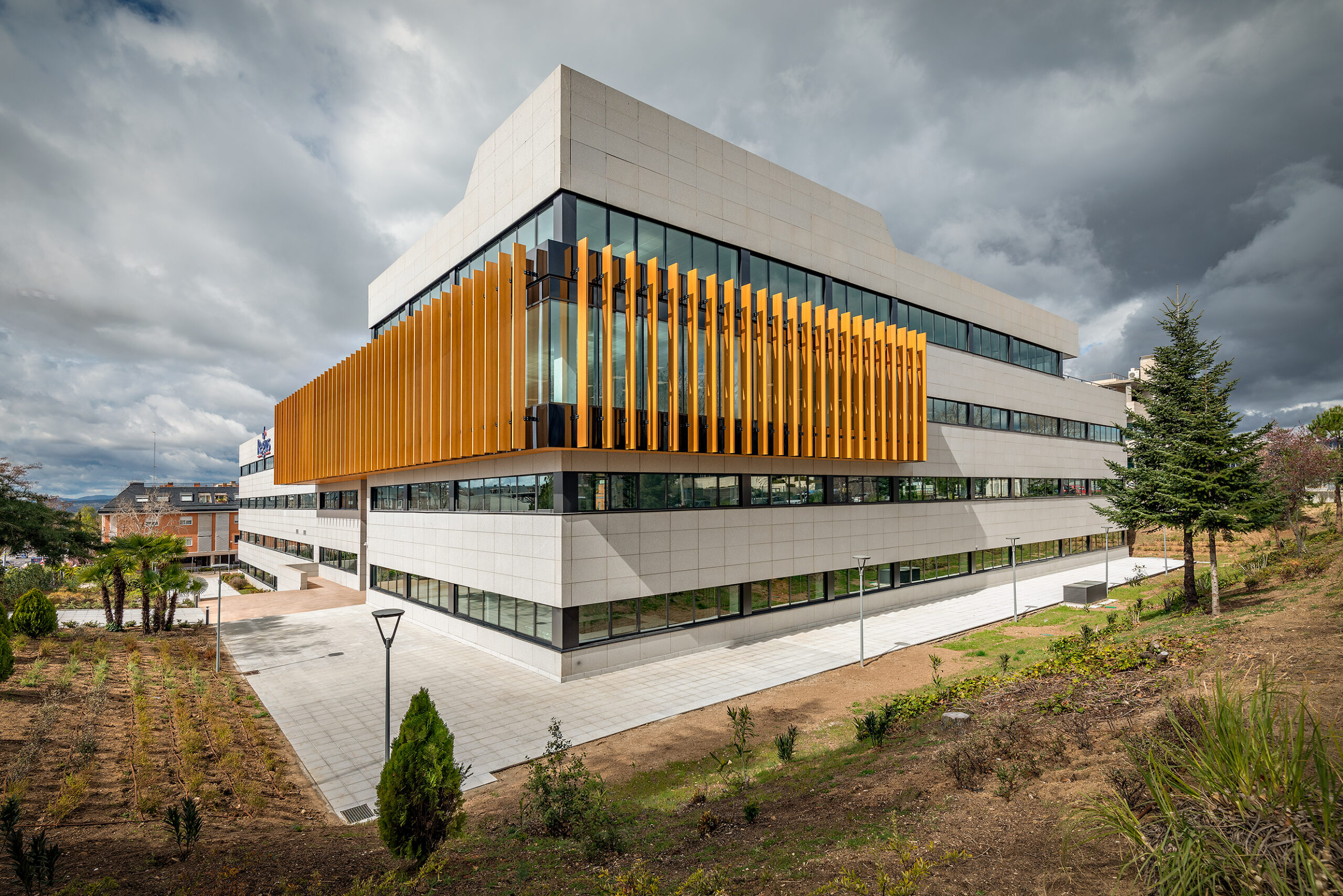 EDIFICIO XiMAD 
Localidad: Las Rozas - Madrid 
Superficie: 8.000 m2 
Descripción: Proyecto con DO integral de instalaciones  y licencia actividad